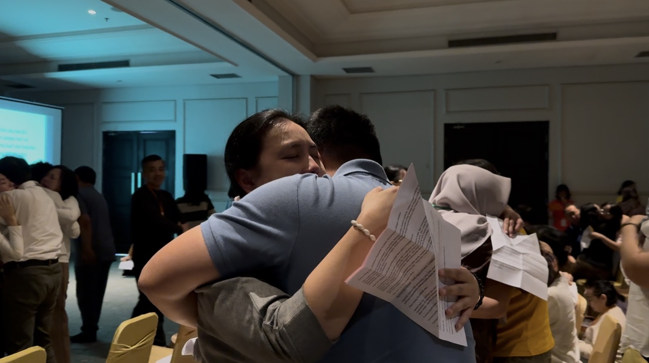 Peserta saling berpelukan setelah proses
