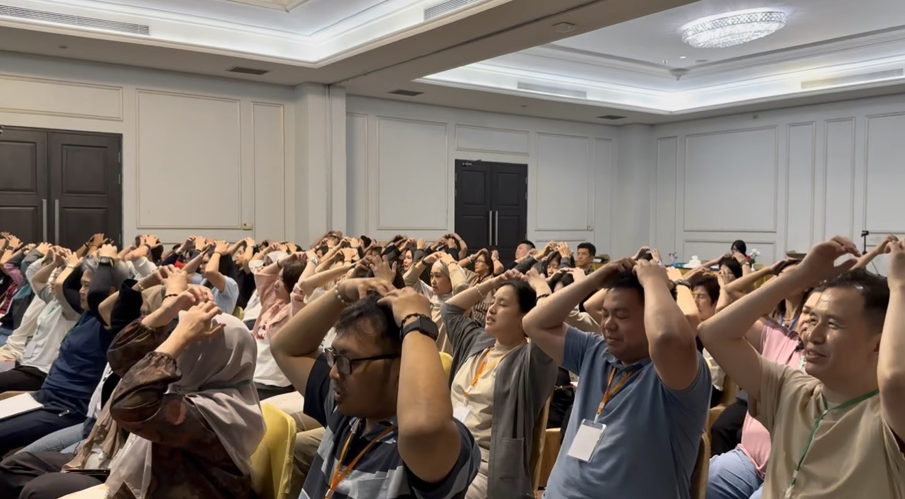 Peserta workshop Be a History Maker mempraktikkan teknik dengan kedua tangan di kepala secara bersamaan